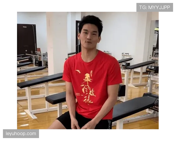 刷到徐嘉余的生活照我慌了——上午拼命游泳，晚上穿得比我老板还贵